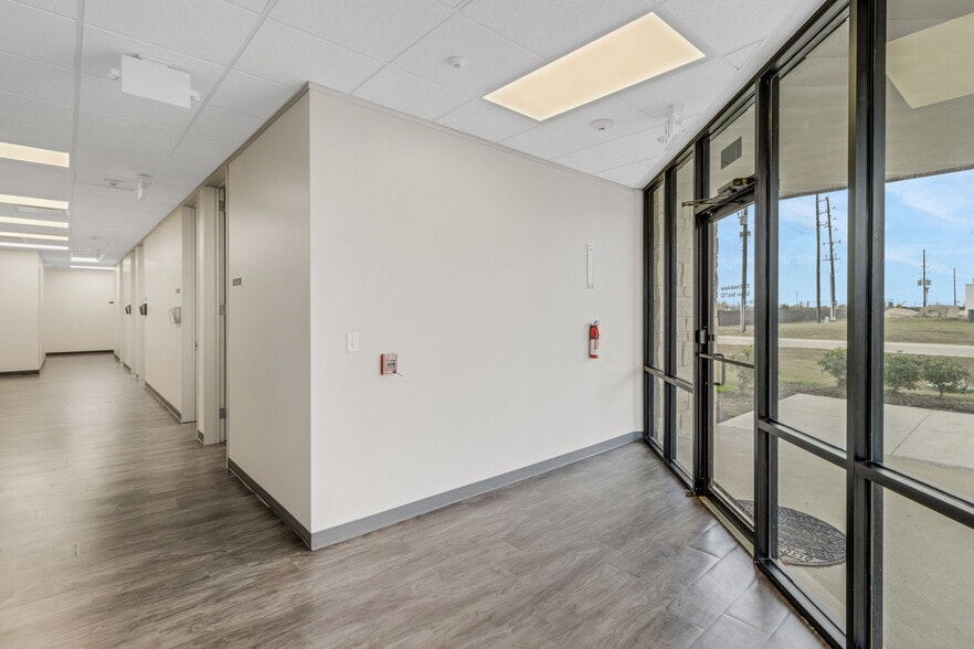 More Photos Of 8110 Parkside Ave, Baytown Warehouse For Sale