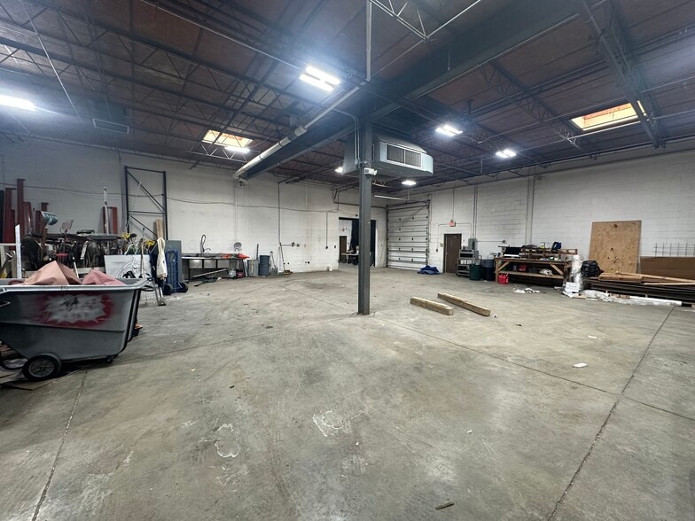 More Photos Of 2039-2041 Foster Ave, Wheeling Warehouse For Lease