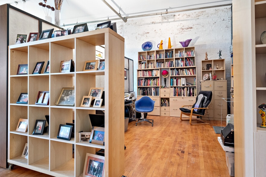 More Photos Of 2007-2009 Locust St, Saint Louis Storefront Retail Residential For Lease