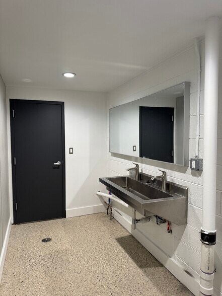 More Photos Of 2545 Industrial Row Dr, Troy Warehouse For Lease