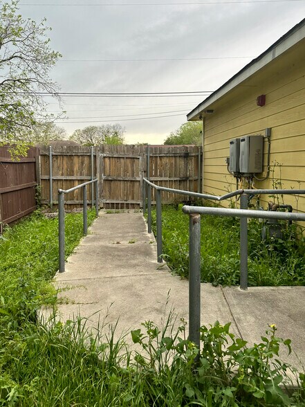 More Photos Of 2522 Holly Hill Dr, San Antonio Medical For Lease