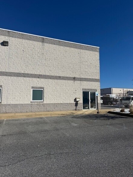 More Photos Of 34 Industrial Blvd, New Castle Distribution For Lease