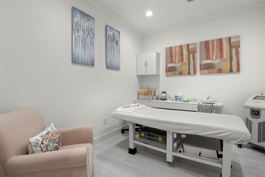 More Photos Of 2681 MacArthur Blvd, Lewisville Office For Sale