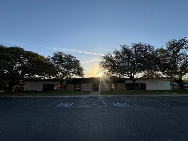 More Photos Of 2912 N Macarthur Blvd, Irving Medical For Lease