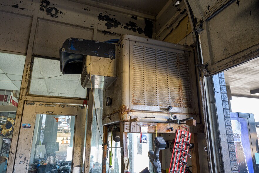 More Photos Of 1320 S Austin Ave, Denison General Retail For Sale