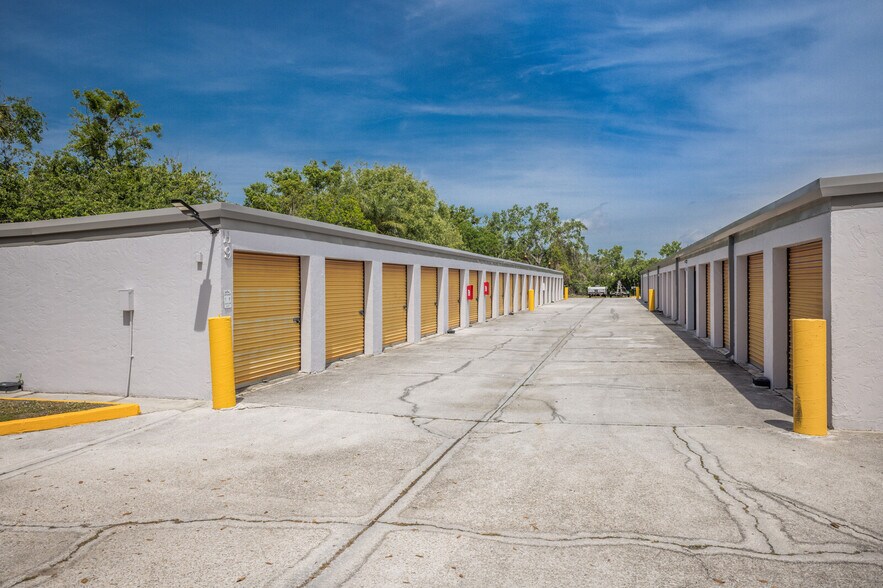 More Photos Of 5550 15th St, Bradenton Self Storage For Sale