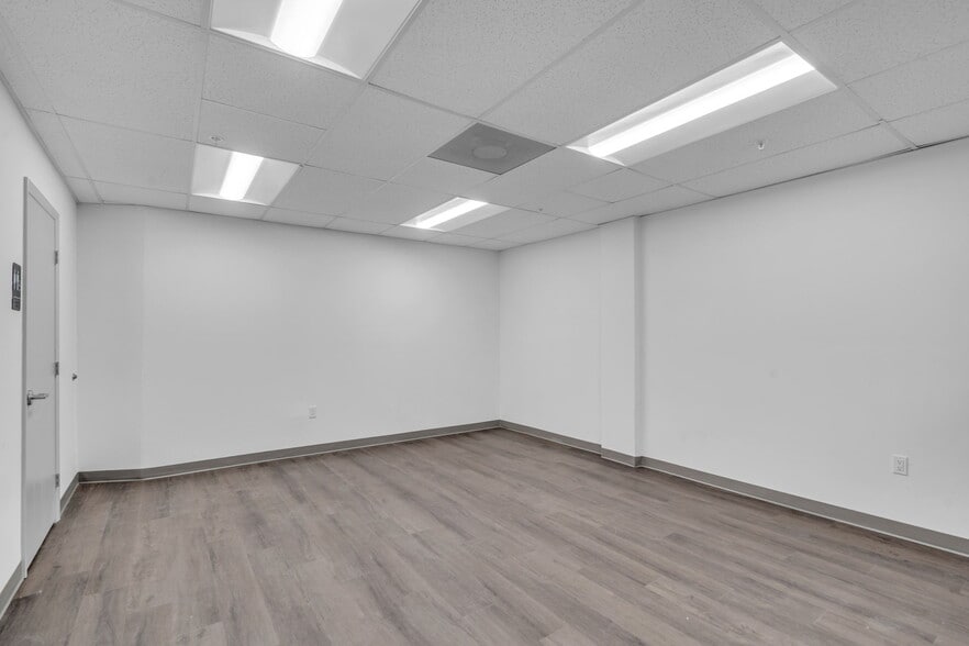 More Photos Of 325-337 W 75th Pl, Hialeah Warehouse For Lease