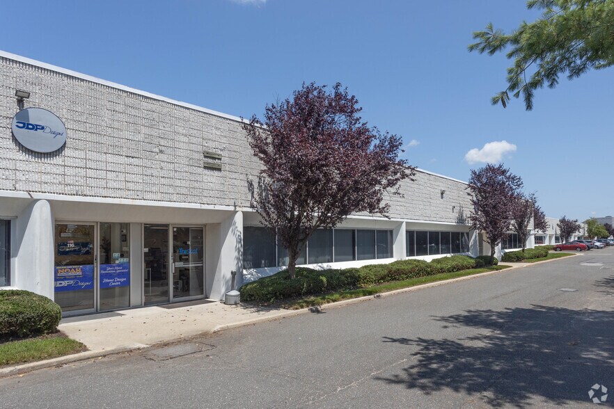 More Photos Of 80 Orville Dr, Bohemia Light Manufacturing For Lease