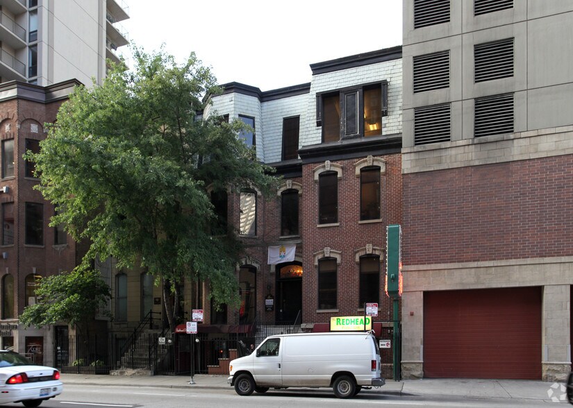 More Photos Of 16 W Ontario St, Chicago Storefront Retail Office For Lease