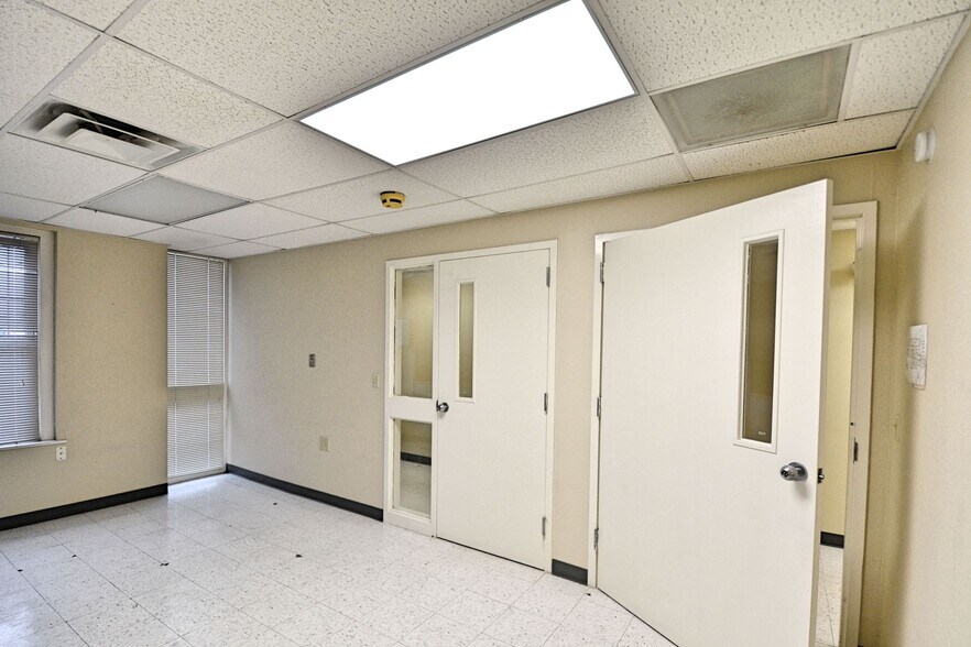More Photos Of 109-111 N River St, Seguin Office For Sale