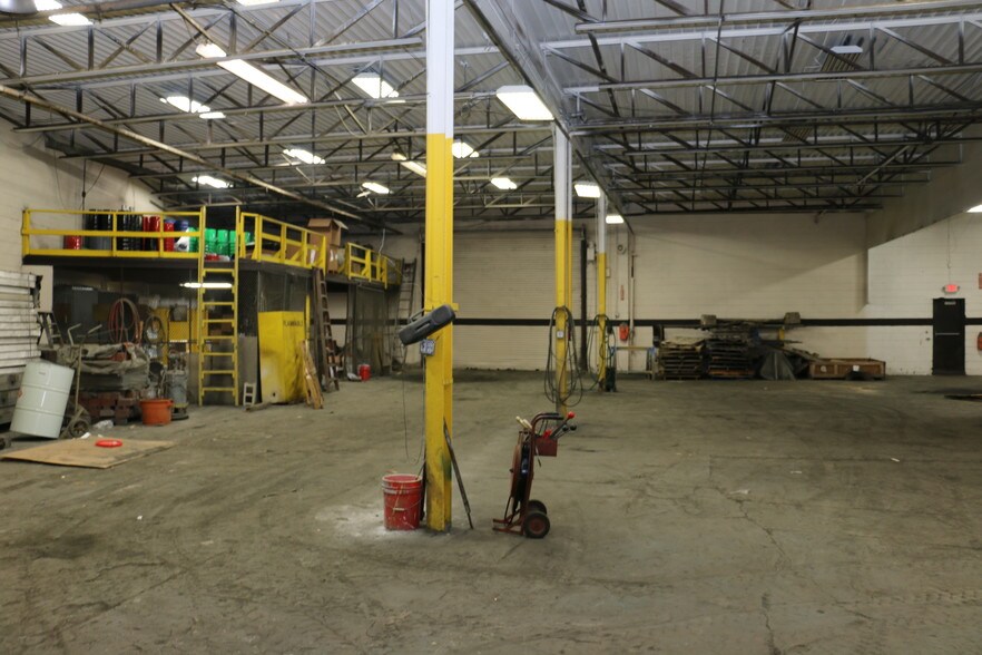 More Photos Of 28530 Reynolds St, Inkster Manufacturing For Lease