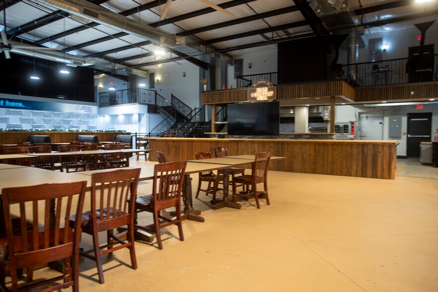 More Photos Of 25000 US 59 Rd, El Campo Flex For Sale