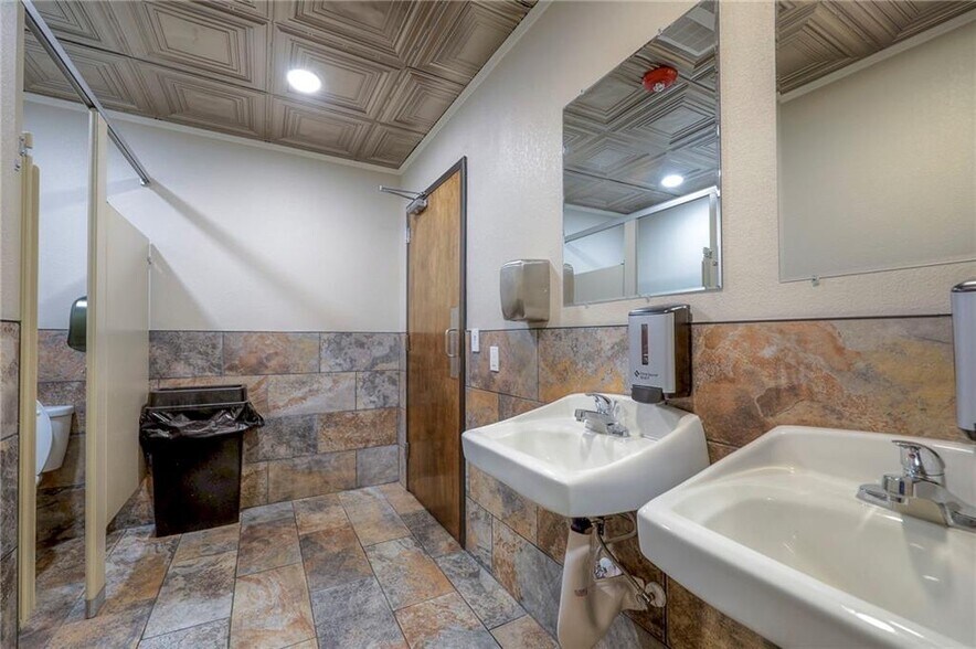 More Photos Of 4545 N Brighton Ave, Kansas City Bar For Sale