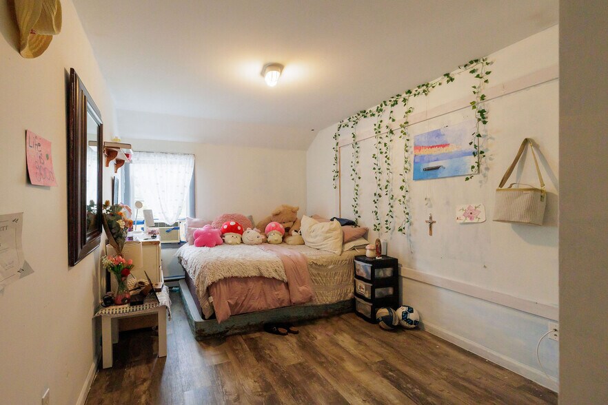 More Photos Of 139 S Main St, Sheffield Freestanding For Sale