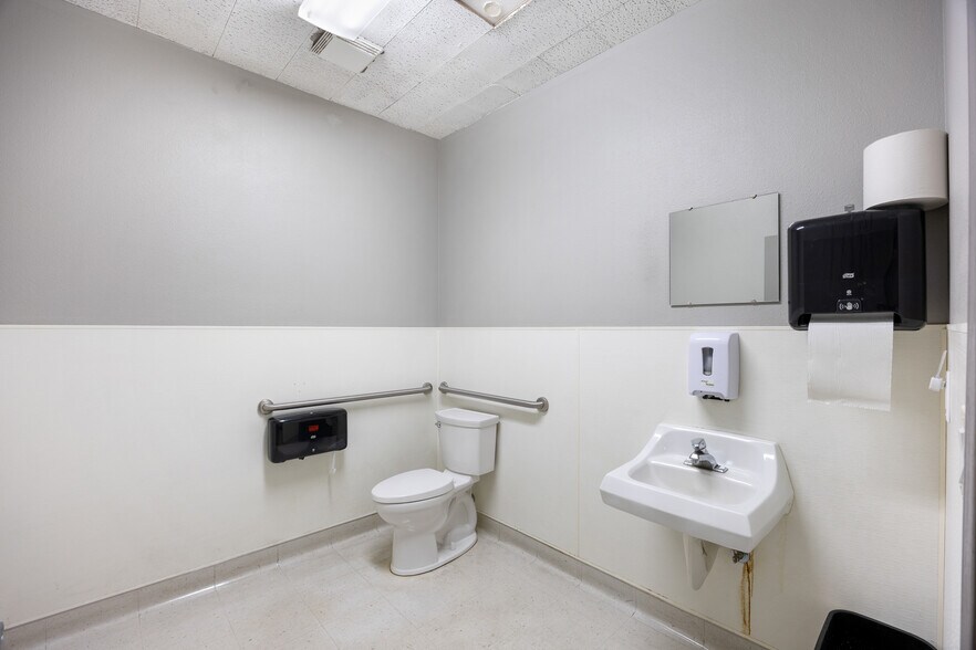 More Photos Of 11814 Debonair Rd NE, Moses Lake Warehouse For Lease