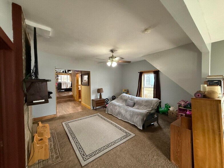 More Photos Of 615 W Benton St, Buffalo Flex For Sale