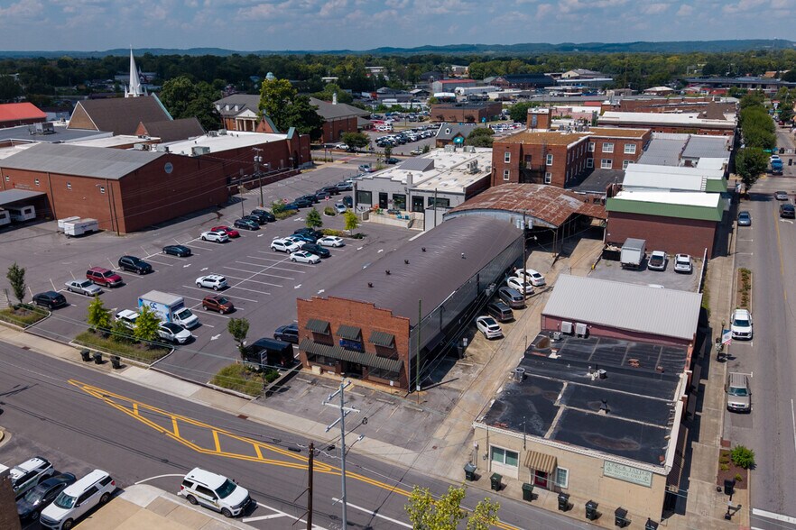 More Photos Of 108 W Smith St, Gallatin Showroom For Lease