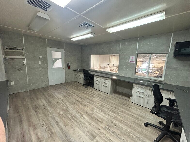 More Photos Of 2720 W 3rd ct, Hialeah Manufacturing For Lease