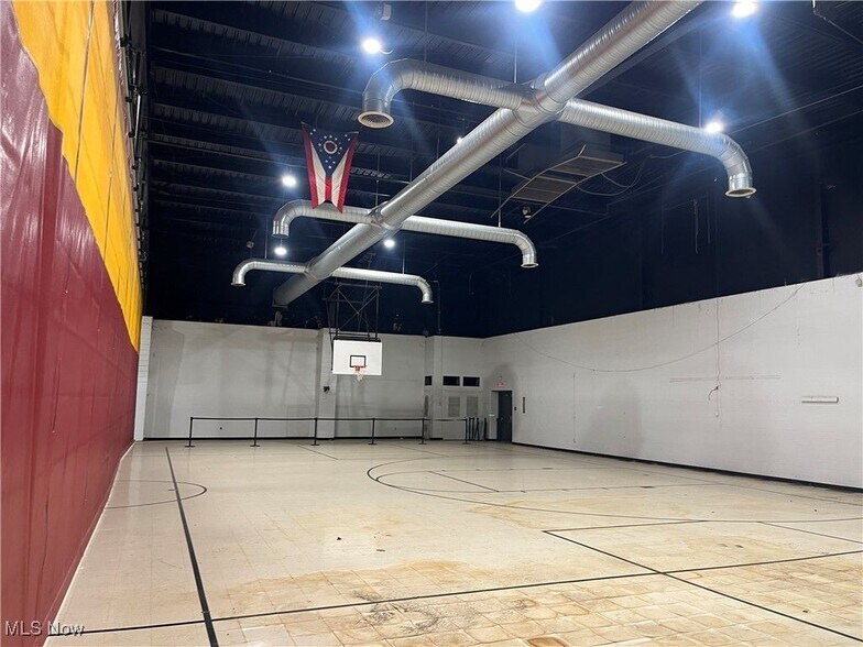 More Photos Of 2600 25th St, Canton Specialty For Lease