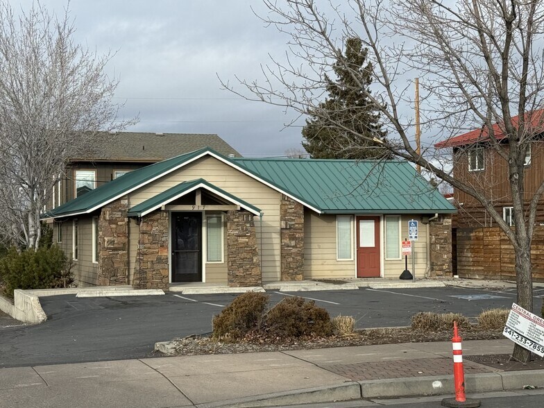 More Photos Of 917 SW Highland Ave, Redmond Office For Lease