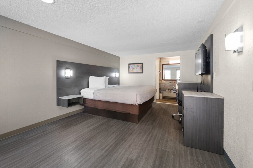 More Photos Of 1721 Broadcast St, Gastonia Hotel For Sale