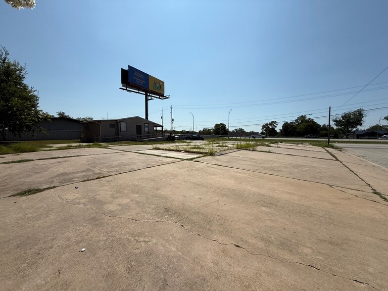 More Photos Of 1002 College St, Bastrop Freestanding For Lease