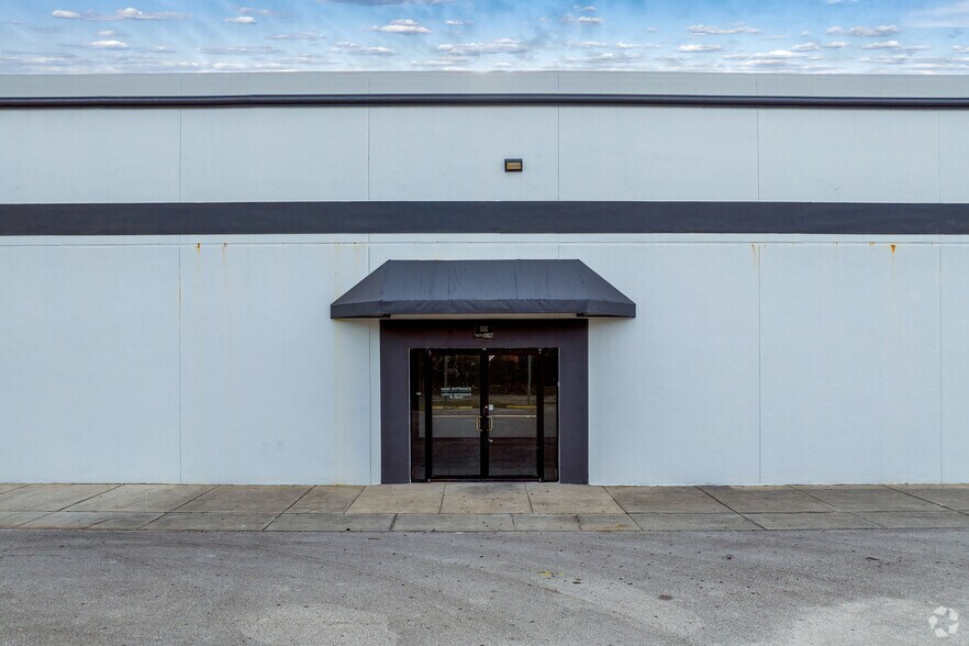 More Photos Of 555 Semoran Blvd, Fern Park Warehouse For Lease