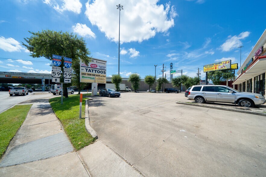 More Photos Of 8104 Southwest Fwy, Houston Freestanding For Lease