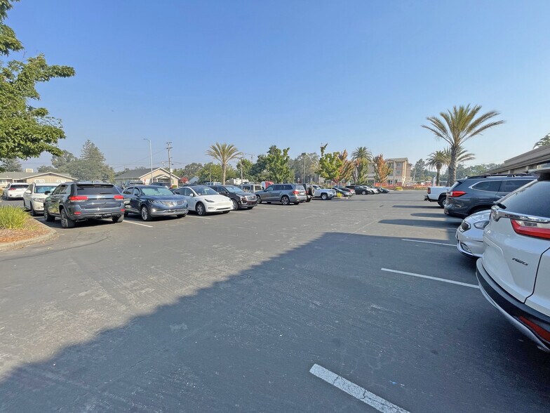 More Photos Of 8499 Old Redwood Hwy, Windsor Unknown For Lease