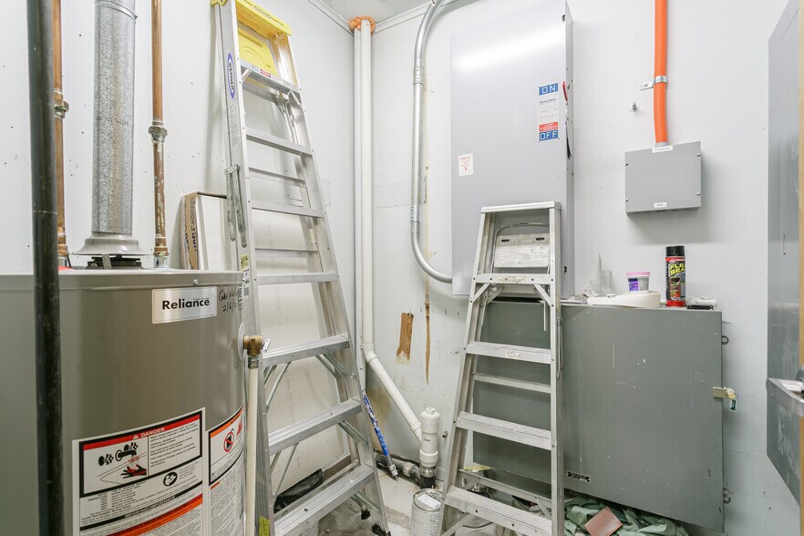 More Photos Of 636 W Washington St, Geneva Office For Sale