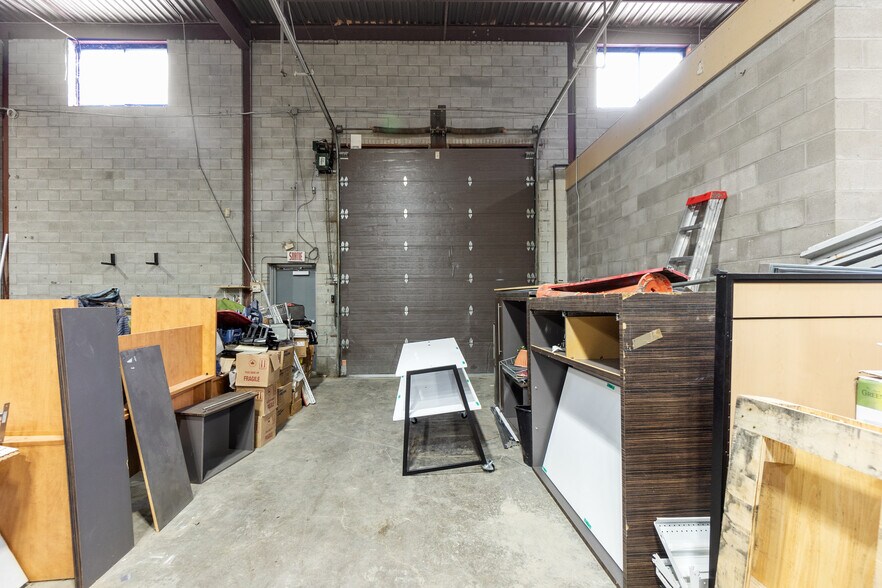 More Photos Of 9170 Boul Maurice-Duplessis, Montréal Warehouse For Lease