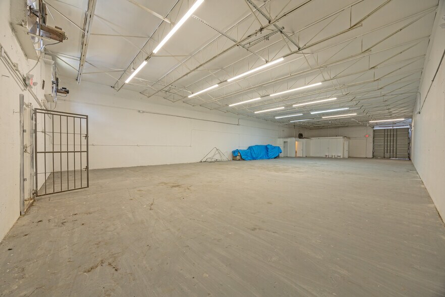 More Photos Of 683 W 26th St, Hialeah Service For Sale