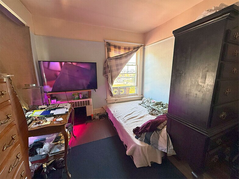 More Photos Of 86 Strongs Ave, Rutland Freestanding For Sale