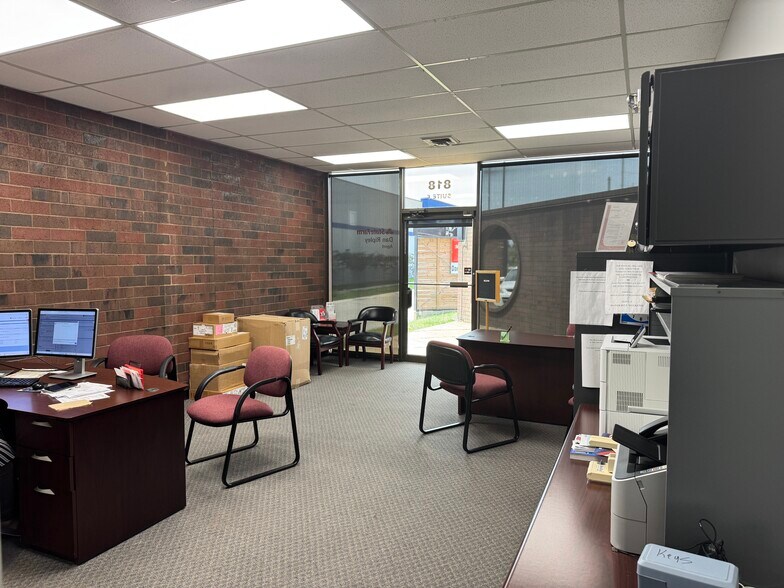 More Photos Of 816-818 NW Park Ln, Lee's Summit Office For Lease