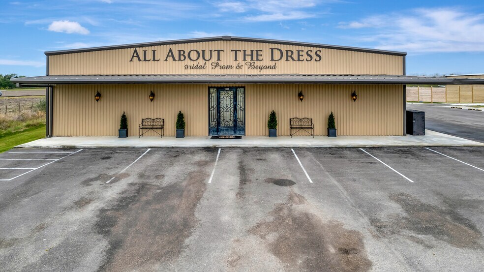 More Photos Of 13955 US Highway 77 N, Victoria General Retail For Sale