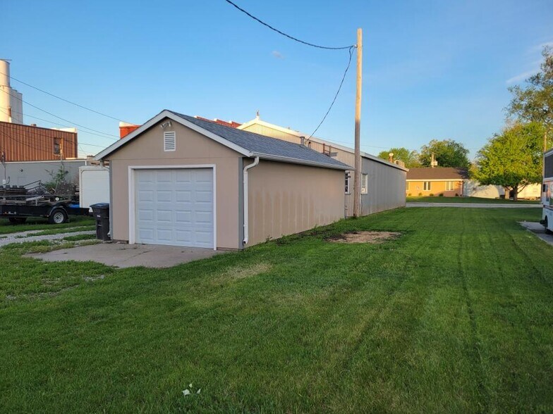 More Photos Of 10830-10840 N 142nd St, Waverly Warehouse For Sale