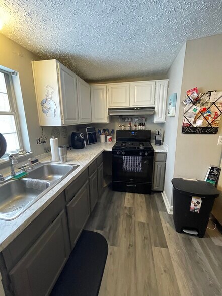 More Photos Of 5002 S Walnut St, South Bloomfield Storefront For Sale