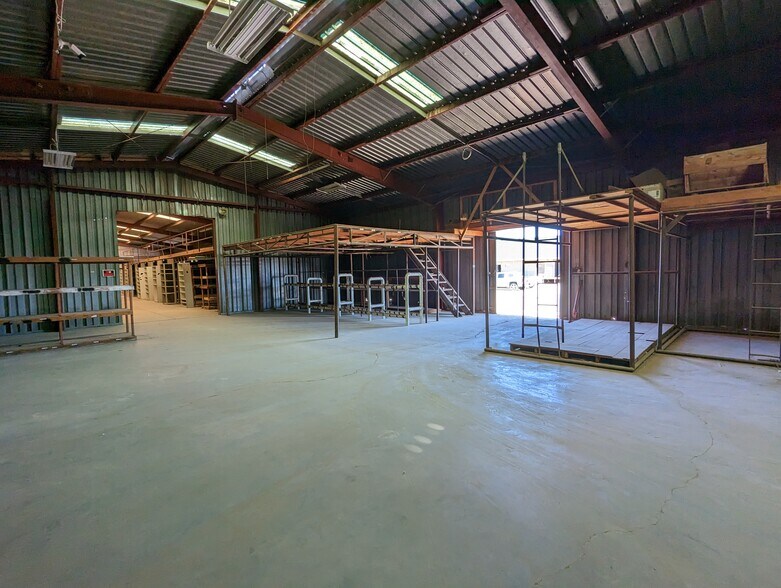 More Photos Of 714 E 2nd St, Odessa Flex For Lease