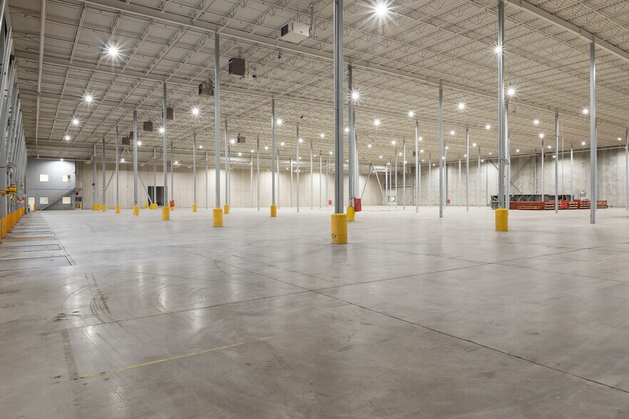 More Photos Of 156 Parkshore Dr, Brampton Warehouse For Lease