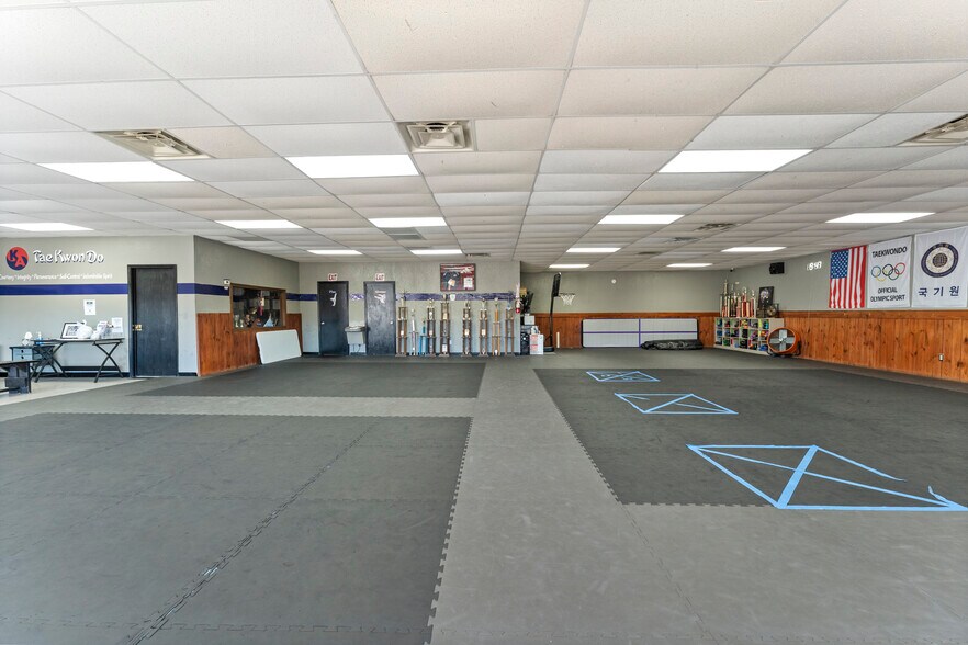 More Photos Of 9585 Braun Rd, San Antonio Storefront Retail Office For Sale