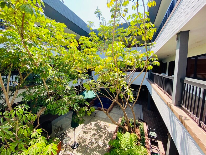 More Photos Of 11965 Venice Blvd, Los Angeles Loft Creative Space For Lease