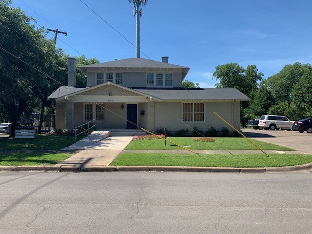 Primary Photo Of 202 W Pembroke Ave, Dallas Office Residential For Lease