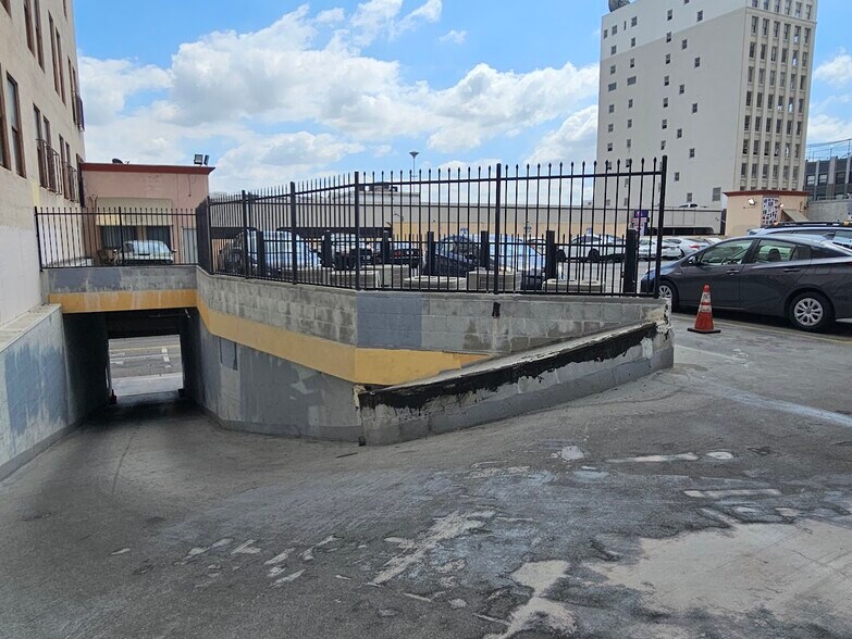 More Photos Of 629-641 S Los Angeles St, Los Angeles Storefront For Lease