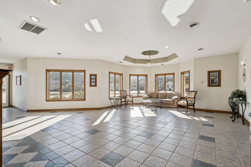 More Photos Of 702 Short St, Decorah Office For Sale