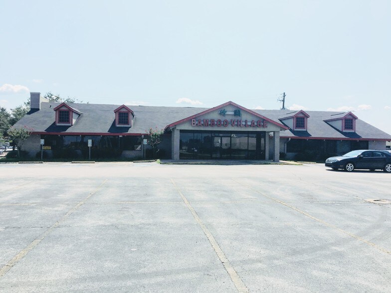 More Photos Of 5151 Avenue H, Rosenberg Restaurant For Sale