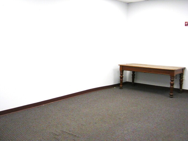More Photos Of 166 Boulder Dr, Fitchburg Light Manufacturing For Lease