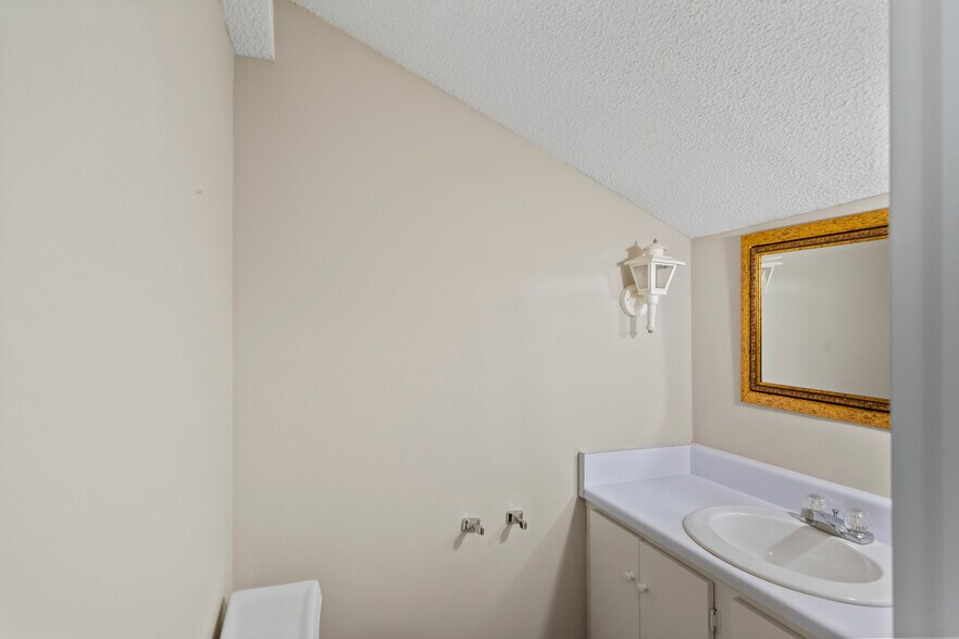 More Photos Of 400 Foxfire Ct, Seneca Apartments For Sale