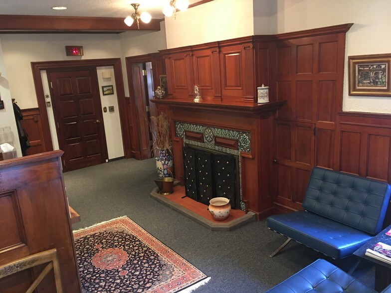 More Photos Of 19 Woodland St, Hartford Office For Sale