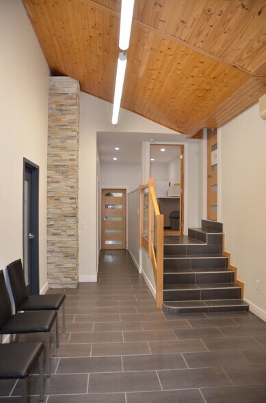 More Photos Of 2 Rue De L'usine, Baie-Saint-Paul General Retail For Sale