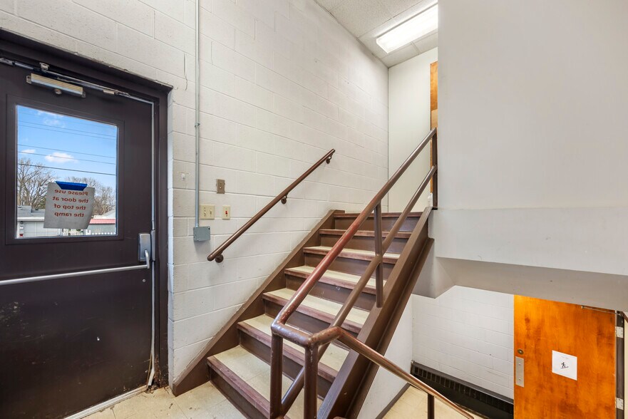 More Photos Of 1255 Engle St, Huntington Light Distribution For Sale